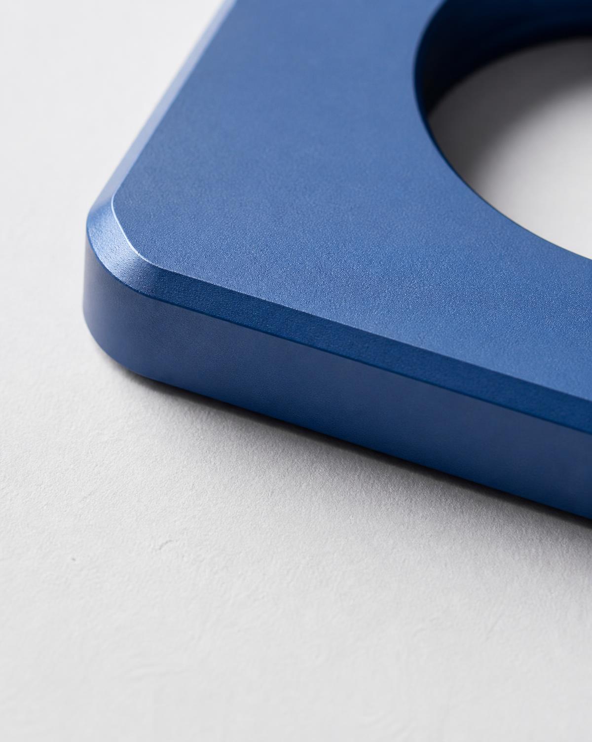 Machined edge of a blue anodised aluminium plate